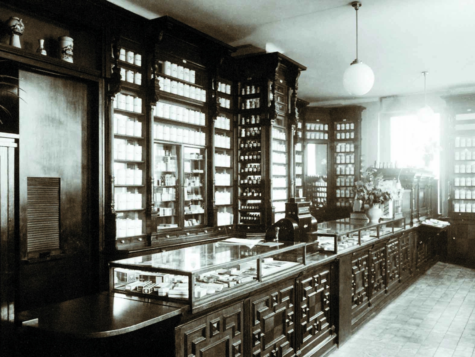 Verkaufsraum in der Oranien-Apotheke um 1890