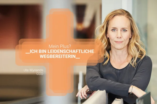 Banner mit Zitat von CCo UTE WYNANDS mit Beschriftung Mein Plus? Ich bin leidenschaftliche Wegbereiterin